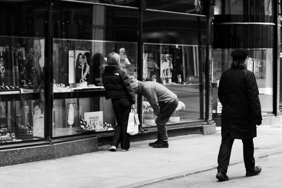 detective investigating store theft